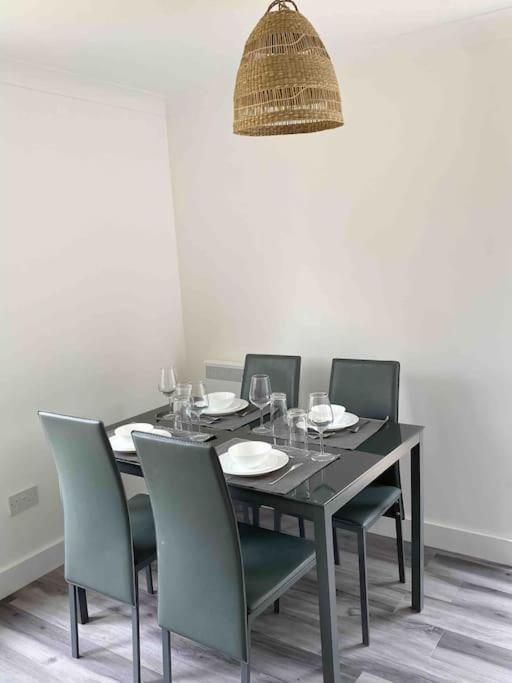 Modern Flat Near Train Station With Free Parking CBG Exterior foto