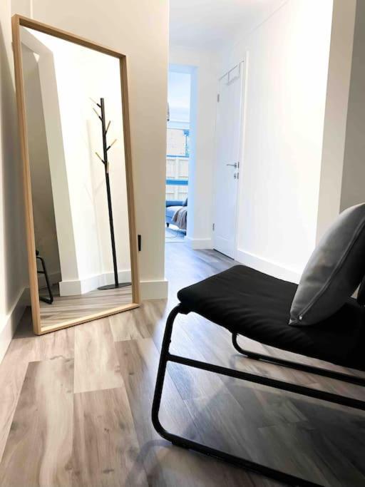 Modern Flat Near Train Station With Free Parking CBG Exterior foto