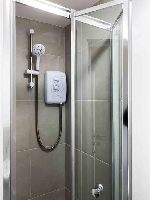 Modern Flat Near Train Station With Free Parking CBG Exterior foto
