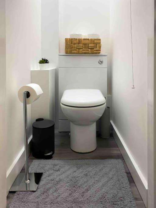 Modern Flat Near Train Station With Free Parking CBG Exterior foto