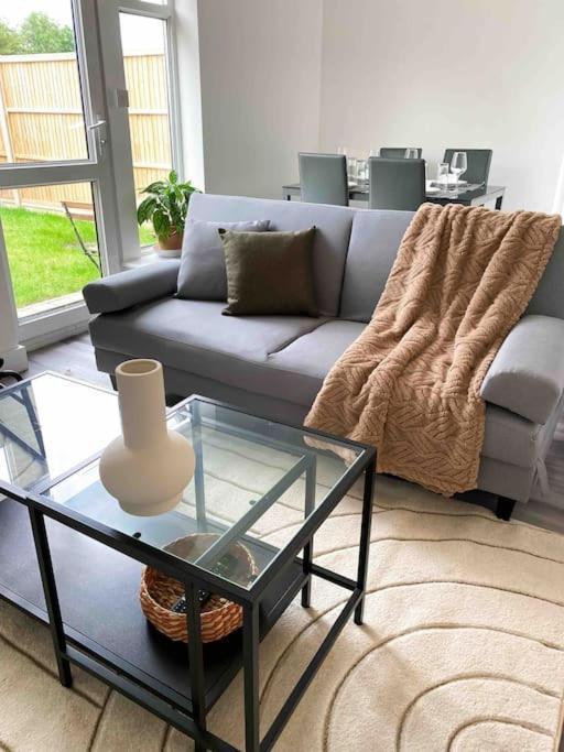 Modern Flat Near Train Station With Free Parking CBG Exterior foto