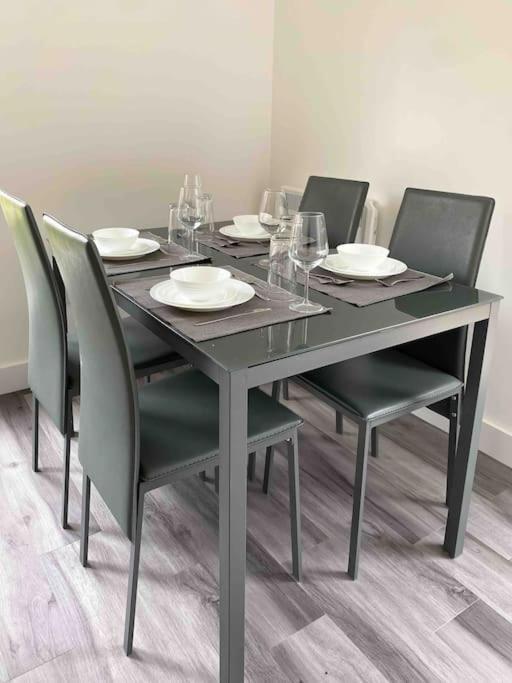 Modern Flat Near Train Station With Free Parking CBG Exterior foto